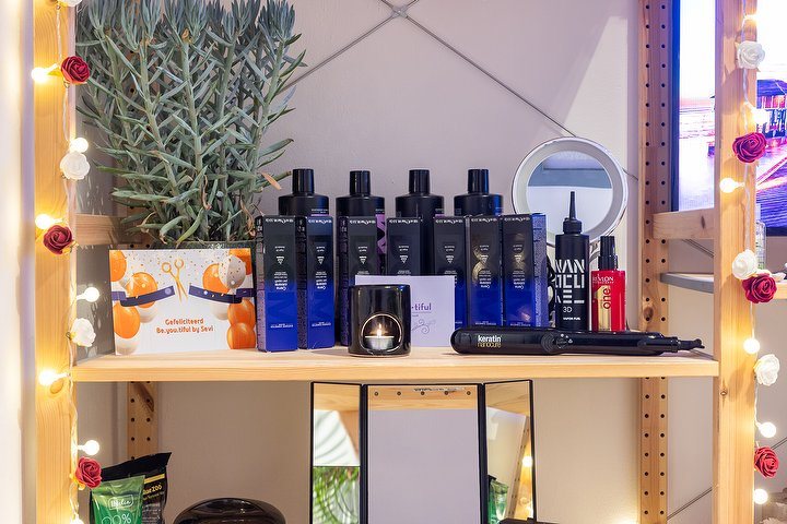 De productkast in de salon met lichtjes