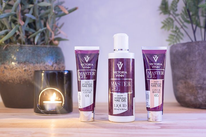 Victoria Vynn nagelproducten bij een kaars
